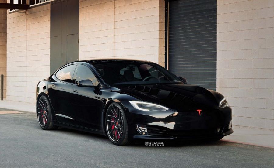  Tesla Model S P100D on Strasse Wheels 2018 года  (фото 1 из 17)